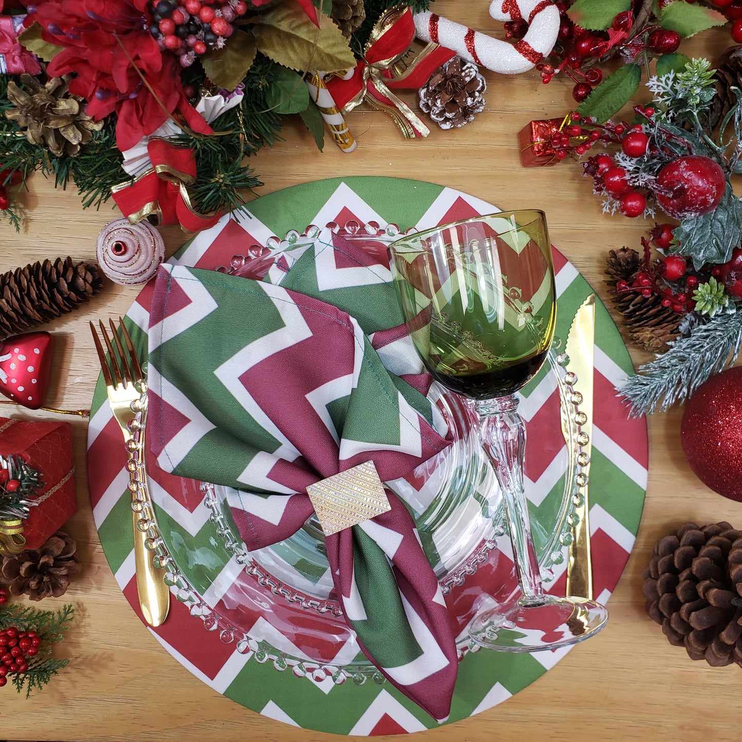 Set of 4 Round Placemats Covers Christmas Chevron Green Red Cloth 14" Dia  | Red