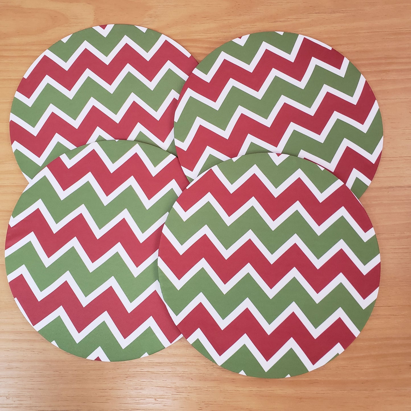 Set of 4 Round Placemats Covers Christmas Chevron Green Red Cloth 14" Dia  | Red