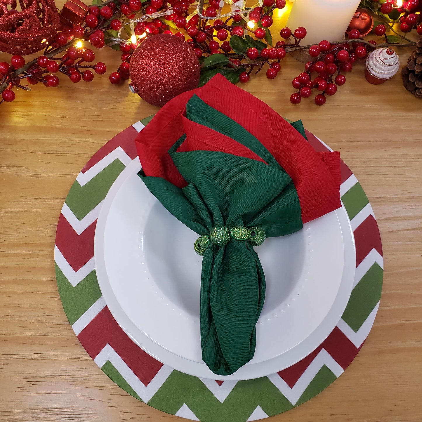 Set of 4 Round Placemats Covers Christmas Chevron Green Red Cloth 14" Dia  | Red