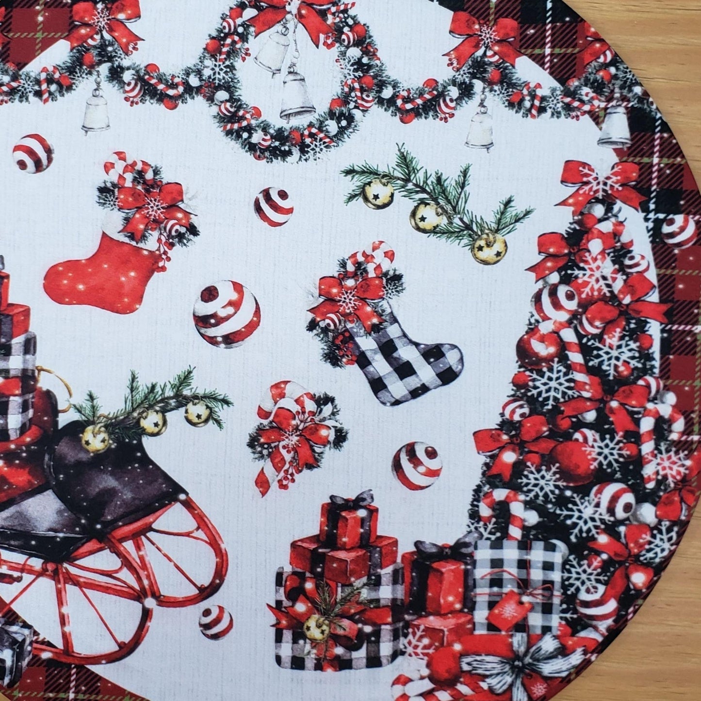 Set of 4 Round Placemats Covers  Gift Baskets Christmas Cloth 14" Dia - Red