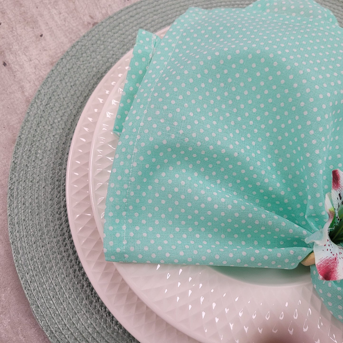 Charlo's Set of 4 Light Green Polka Dot 100% Cotton Cloth Napkins 15" by 15" Washable Reusable