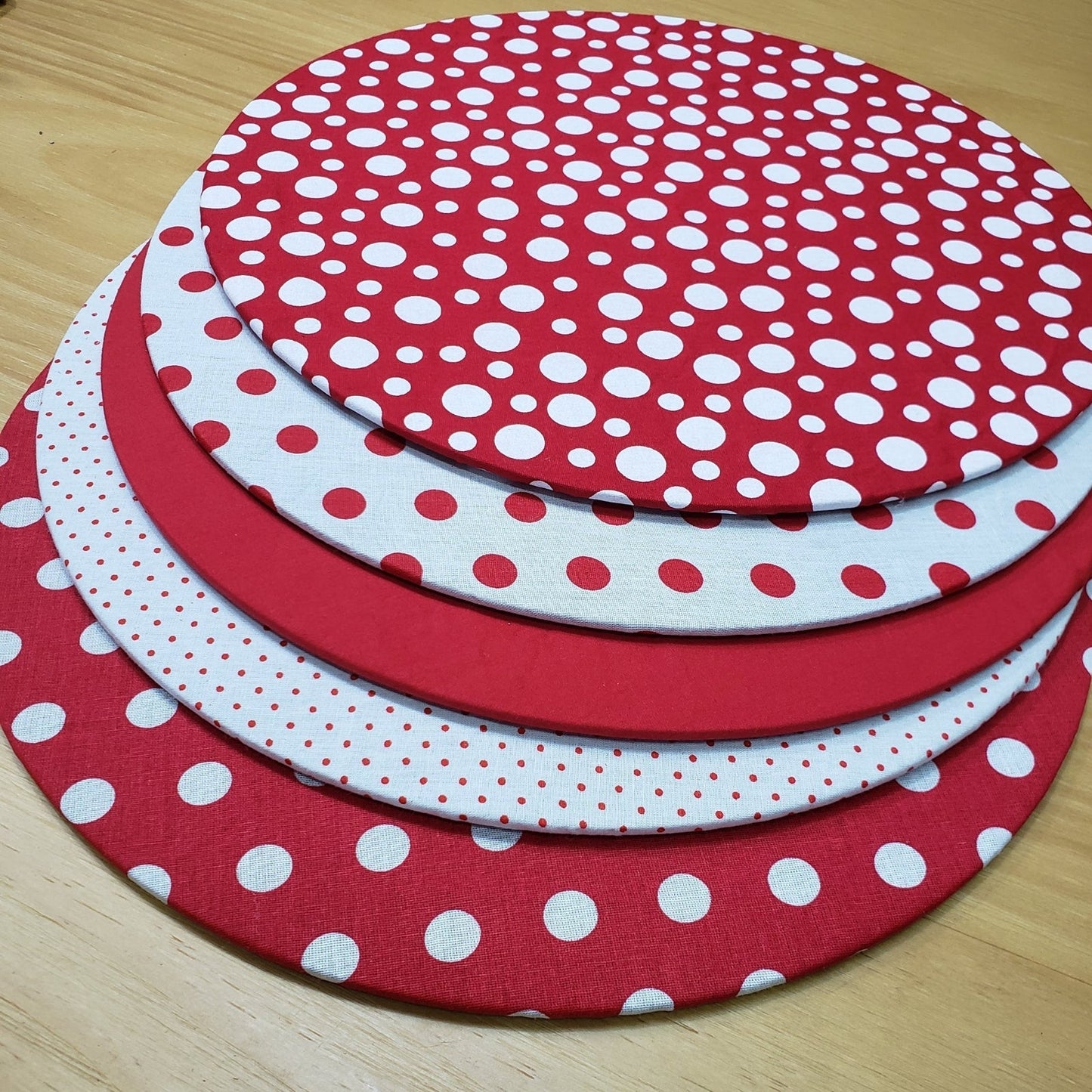 Set of 4 Round Placemats Covers 14 Dia inch Dot Polka Red White