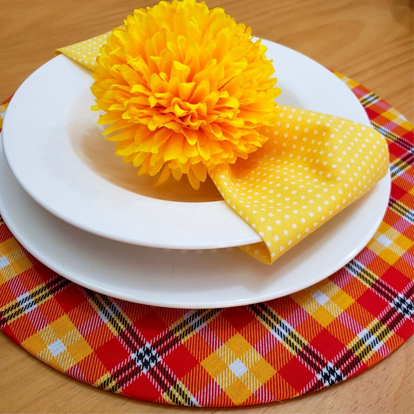 Charlo's Set of 4 Round Placemats Covers 14 Dia inch Xadrez Plaid Sun of Morning