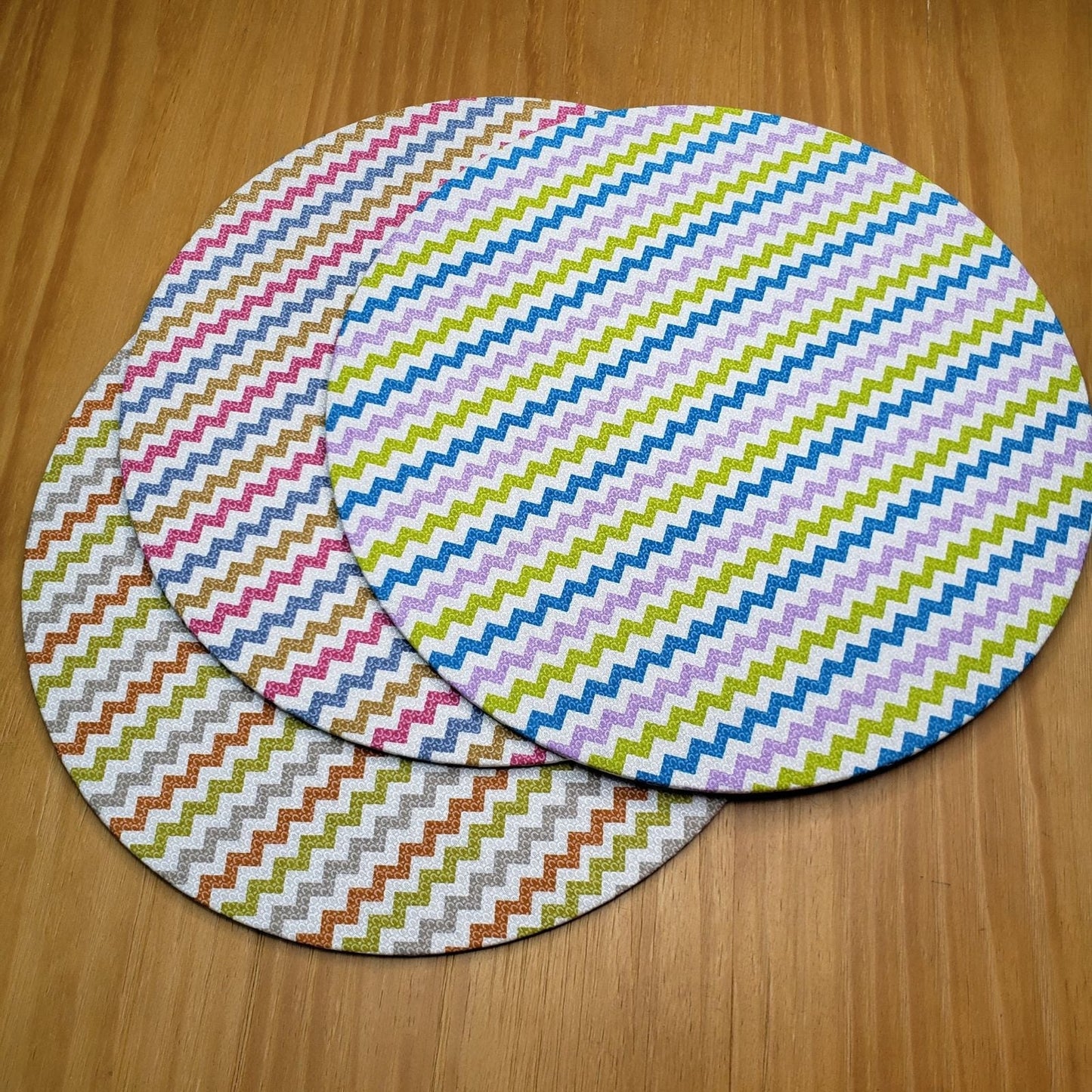 Charlo's Set of 4 Round Placemats Covers Paint ZigZag II 14 Dia inch